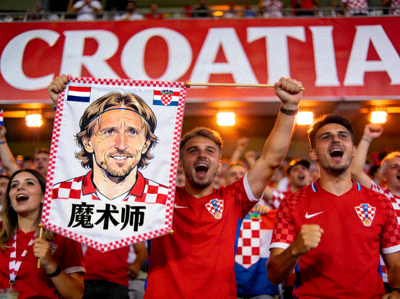 克罗地亚球迷展示印有莫德里奇头像和'魔术师'称号的创意横幅