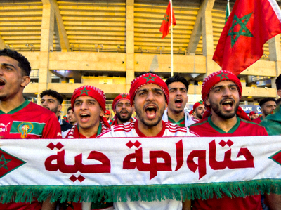 摩洛哥球迷展示阿拉伯语书写的'非洲之光'助威横幅