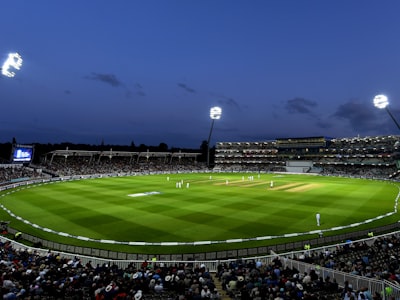 阿根廷球迷手持蓝白条纹巨大横幅上面写着'梅西，历史最佳'字样