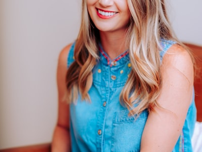 著名足球运动员在世界杯赛场带球突破的精彩瞬间